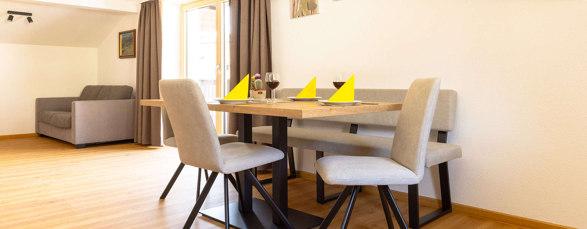 Wohnzimmer mit Küche im Haus Pedrus