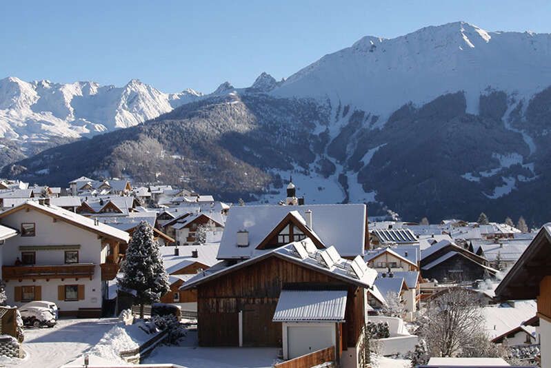 Ausblick auf die Winterlandschaft vor dem Haus Pedrus Fiss